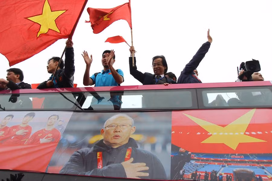 球迷赴内排机场迎接越南足球队回国。（图片来源：http://vietnamnet.vn）