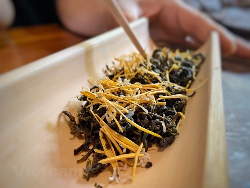 每年5月，莲花绽放之时，河内西湖郡的莲花茶窨茶人就开始忙活起来。没有人知道河内西湖的重台莲出现于何时，但很久以前，当地人就靠采莲花和窨制莲花茶谋生。以前，人们窨茶只是为了饮用或做赠礼。随着市场经济的发展，对莲花茶的需求急剧增加，所以就出现了窨制莲花茶行业。图：Vietnam+