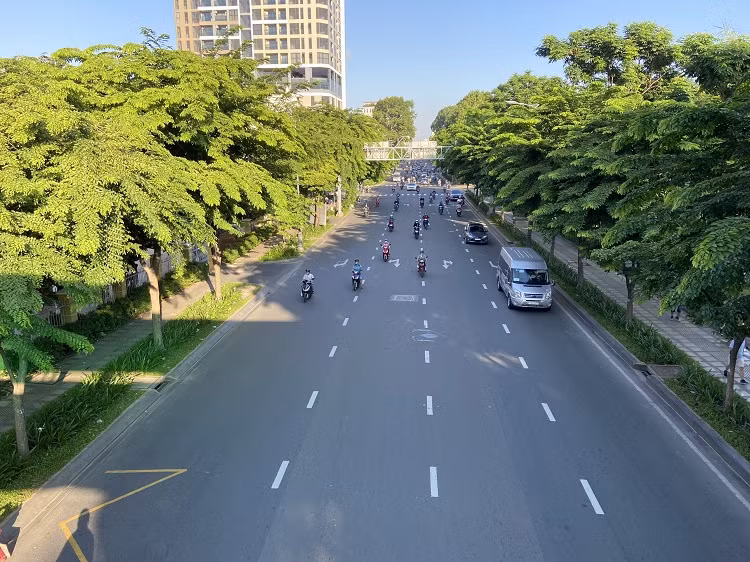 虽然是星期一但胡志明市中心的道路上几乎很少人。图自越通社