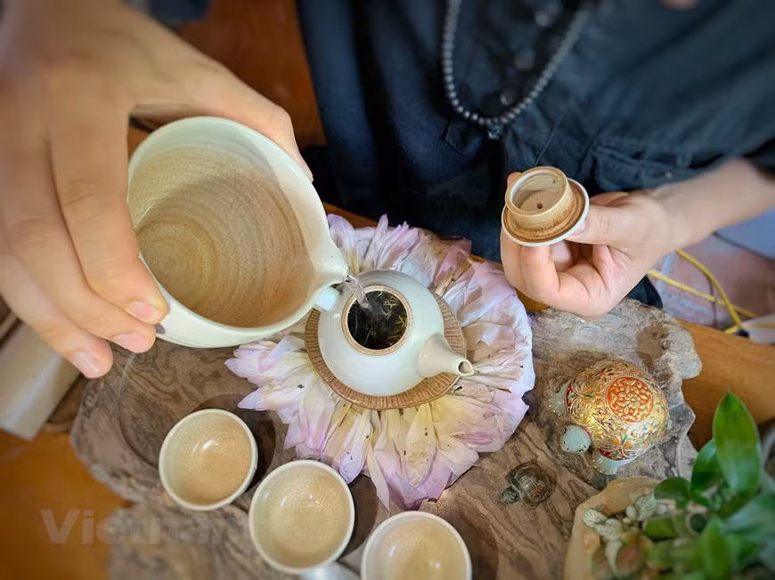 莲花茶迎晨光。莲花茶冲泡法：使用温度已降至85度的开水，茶85gr，冲泡时间30秒至1分钟（若喝浓茶冲泡时间更长一些），把茶倒入大茶杯，然后从大茶杯倒入小茶杯并品茶。在行禅过程中喝一杯清晨莲花茶将帮助清心、静智、除烦，心安乐。图：Vietnam+