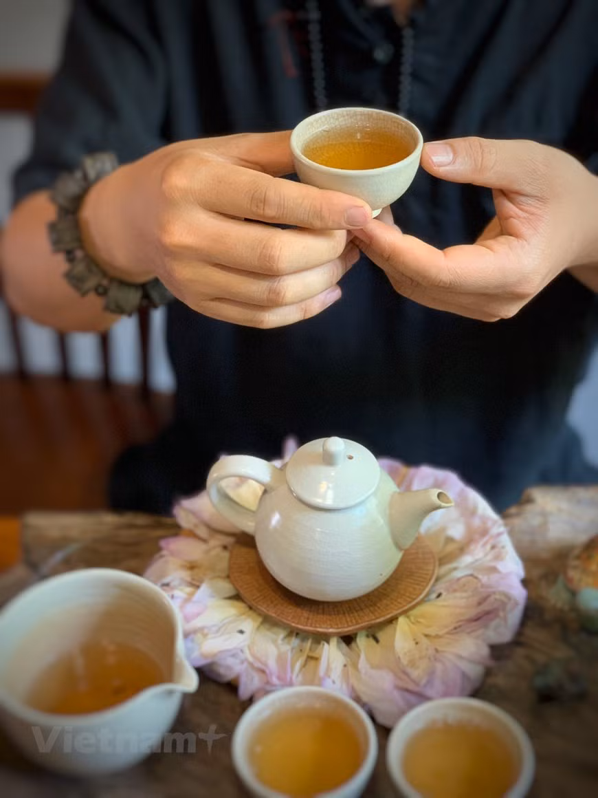 越南茶文化近年来已走向世界并深受国际友人的喜爱。在被推介的茶叶中，莲花茶居第一位，无论是复杂的窨制功夫还是清爽的香味，都是其他地方的茶无法比拟的。河内人将品莲花茶视为纯粹的京都独特文化艺术。品莲花茶越是繁复精致越能从中感受茶的清心与静心。莲花茶也因窨制工序的复杂细致、窨茶人的精巧用心而更显珍贵。图：Vietnam+