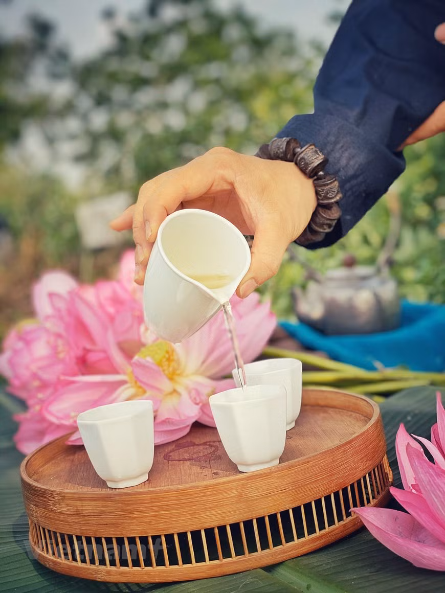 为了完美地品尝最佳的一壶清晨莲花茶，茶具也起到重要的作用，影响到茶的香味。据品茶专家，使用陶土茶壶来泡茶将带来最纯粹的茶味。品尝清晨莲花茶最佳时间为早晨，开始工作前的时间。清晨莲花茶的清香和回甘滋味将让您感受着生活的舒散惬意, 同时充分感受到重台莲花的纯洁。图：Vietnam+