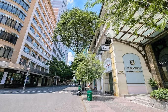 虽然是星期一但胡志明市中心的道路上几乎很少人。图自越通社