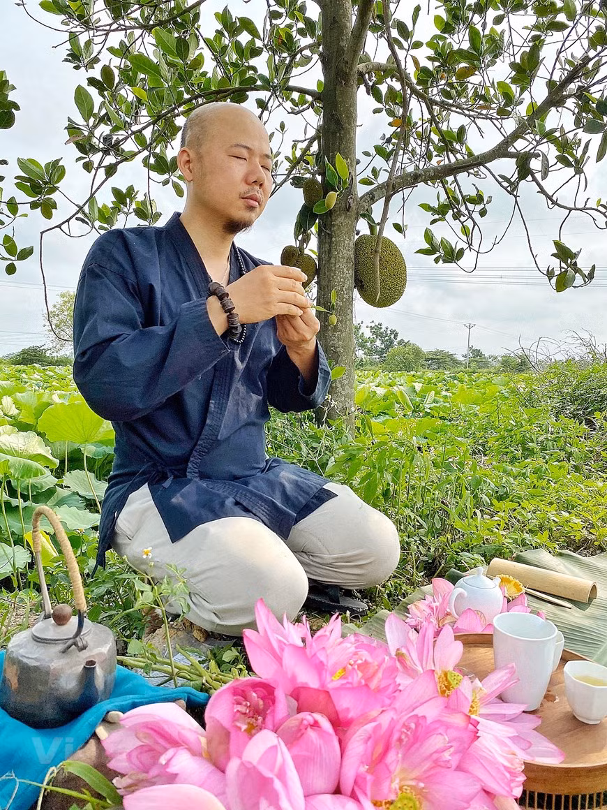 越南茶文化近年来已走向世界并深受国际友人的喜爱。在被推介的茶叶中，莲花茶居第一位，无论是复杂的窨制功夫还是清爽的香味，都是其他地方的茶无法比拟的。河内人将品莲花茶视为纯粹的京都独特文化艺术。品莲花茶越是繁复精致越能从中感受茶的清心与静心。莲花茶也因窨制工序的复杂细致、窨茶人的精巧用心而更显珍贵。图：Vietnam+