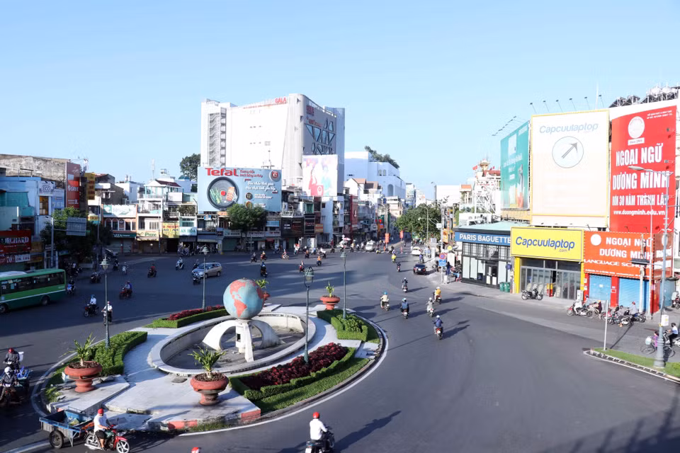 实施第15号指示的第一天，胡志明市新平区 Lang Cha Ca 路口车辆稀少。图自越通社