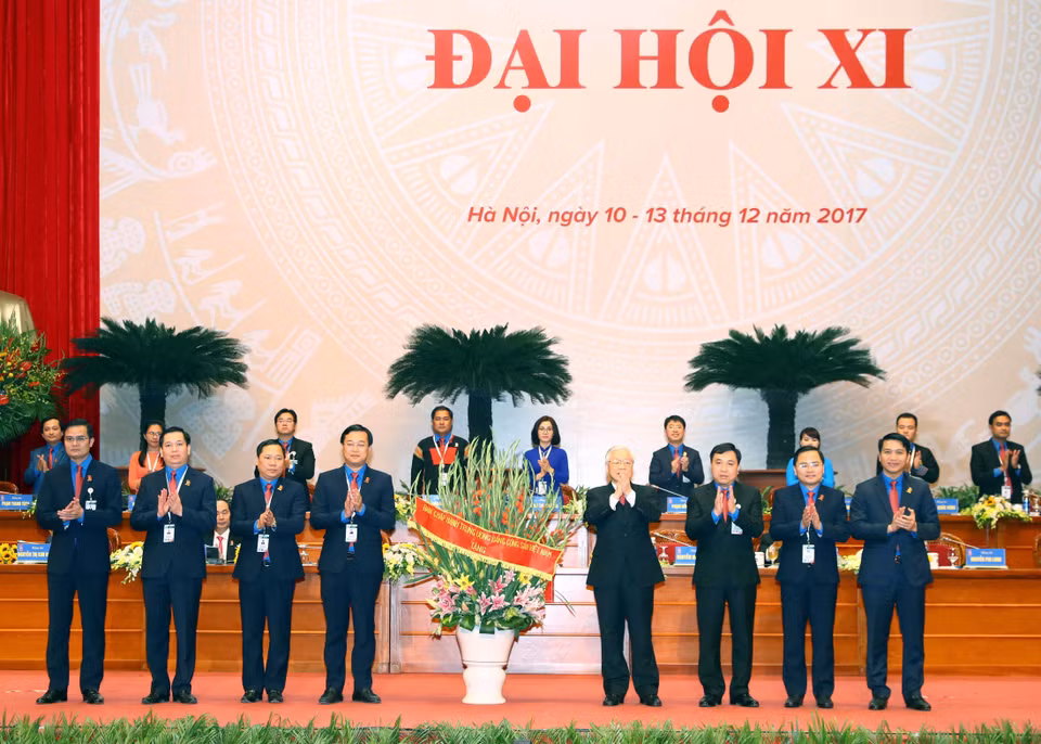 越共中央总书记阮富仲向大会赠送鲜花。（图片来源：越通社）
