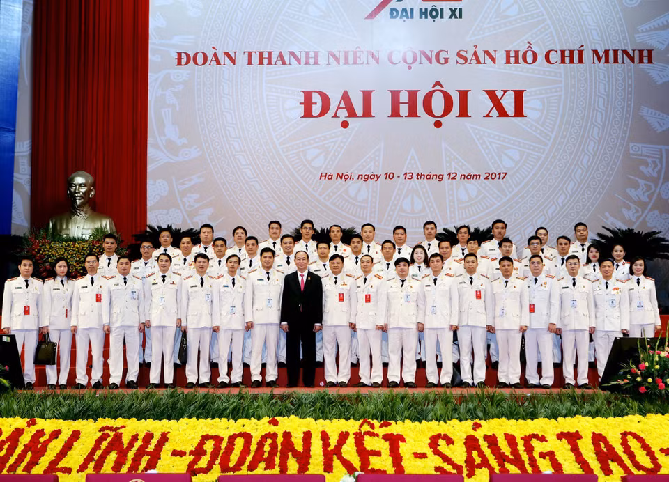 国家主席陈大光与与会代表合影。（图片来源：越通社）