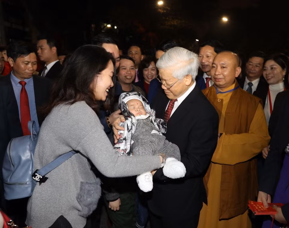 越共中央总书记阮富仲于农历丁酉年腊月除夕给在河内市还剑湖散布的居民拜年。越通社记者 志勇 摄