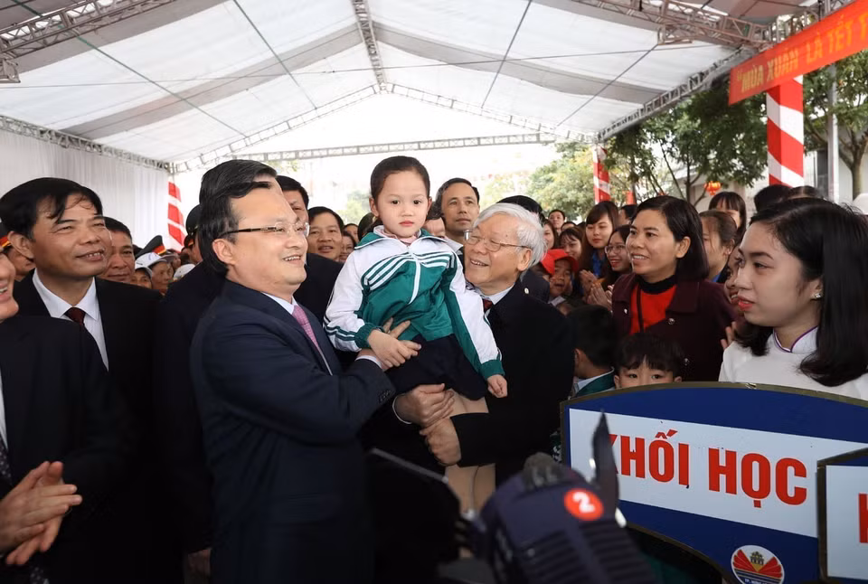 阮富仲与兴安省兴安市献南坊居民零距离接触。越通社记者 志勇 摄