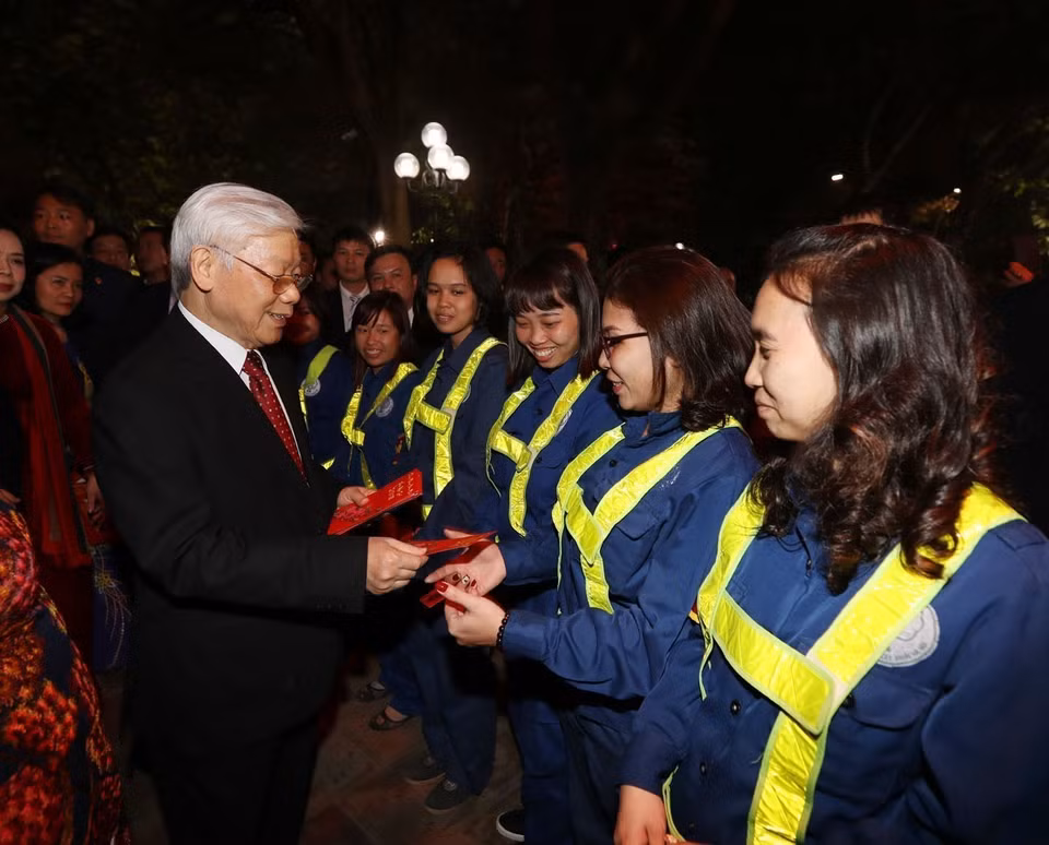 阮富仲于农历丁酉年腊月除夕向河内城市环保公司人员拜年。越通社记者 志勇 摄
