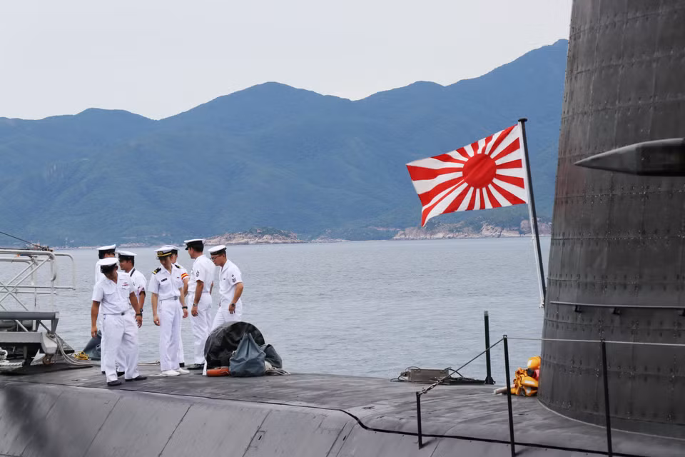 日本海上自卫队潜舰指挥小组抵达庆和省金兰湾国际港。越通社记者 先明 摄