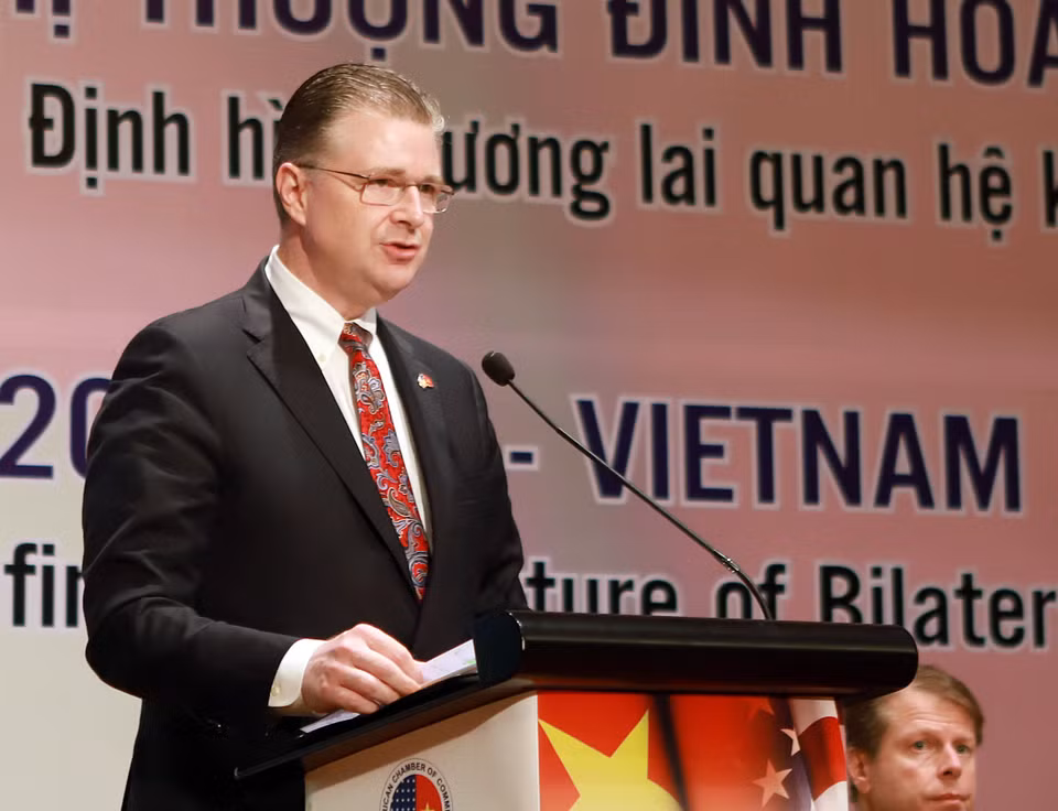 美国驻越南大使丹尼尔•克里滕布林克发表讲话。 图自越通社