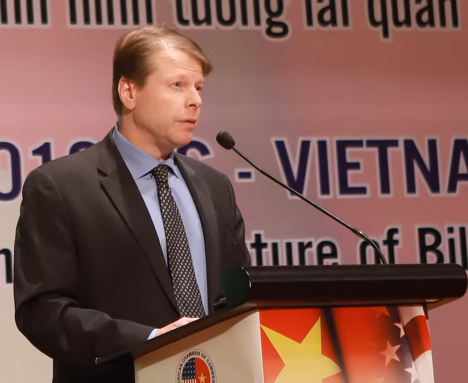 美国商会东南亚事务高级官员约翰•戈耶尔发表讲话。 图自越通社