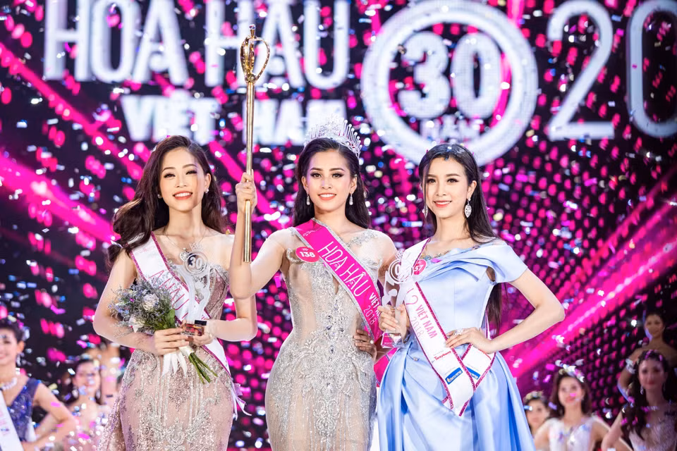 后冠陈小微（中）、亚军裴芳娥（左）和李军阮氏翠安的加冕时刻。图自越通社