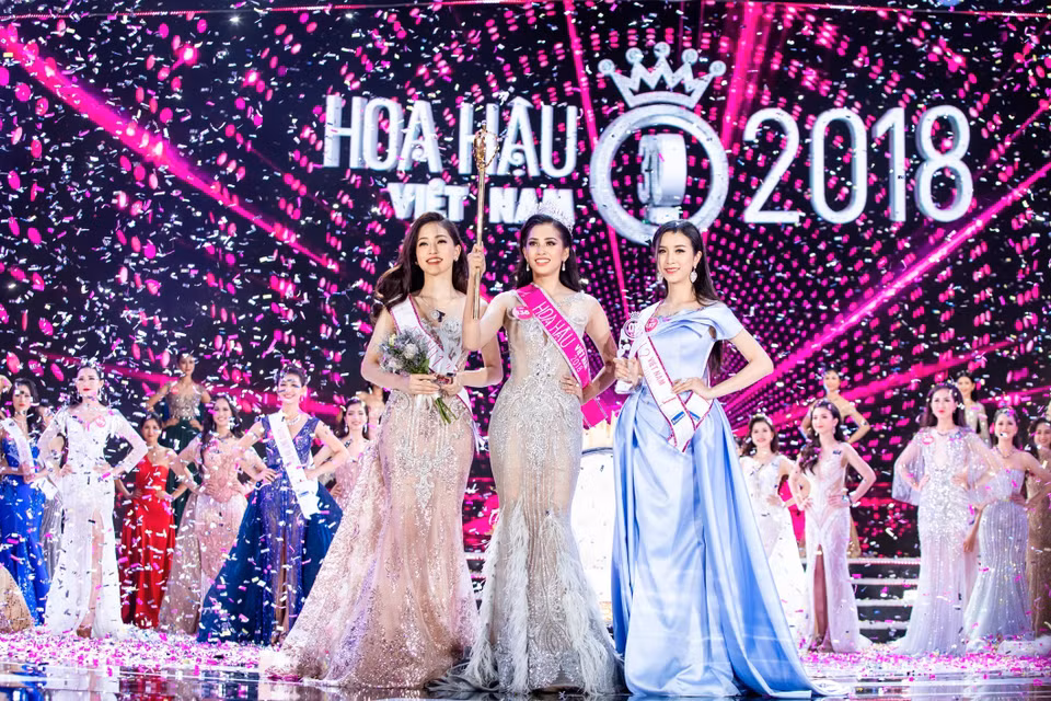 后冠陈小微（中）、亚军裴芳娥（左）和李军阮氏翠安的加冕时刻。图自越通社