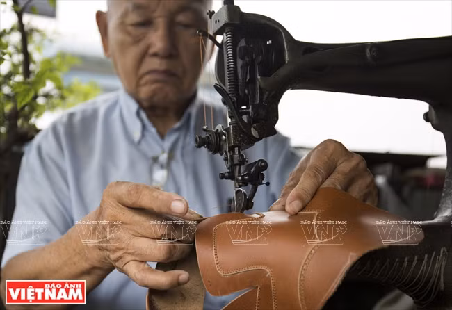 郑玉师傅用心地手工制作鞋子。