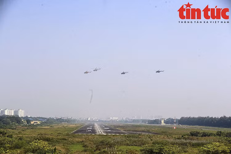 4架米直升机机在河内嘉林机场上空区域进行空中演习。图自《信息报》