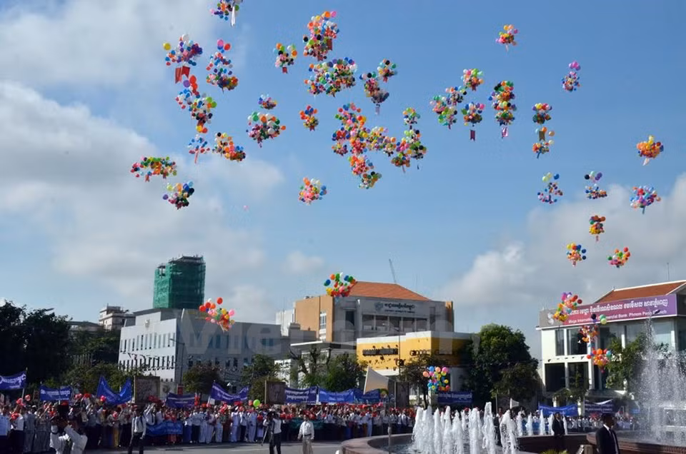 柬埔寨第62个独立日庆祝仪式在首都金边举行。（图片来源：越通社）