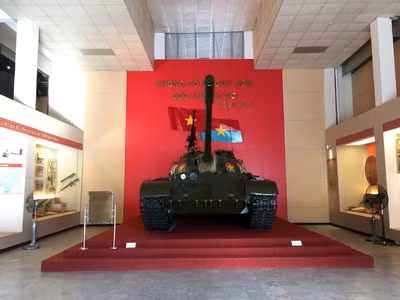 开进西贡伪政权总统府的坦克。（图片来源：越南之声）