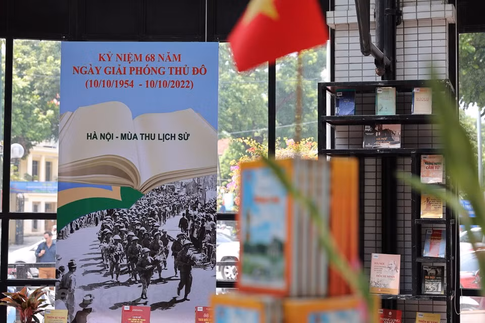 值得一提的是，该图书报刊展还展示《胡志明与首都河内》、《胡志明主席与河内》等书籍。1945-1954年，胡志明主席作为越南党政领袖，领导越南人民为保卫革命政权而斗争，取得了抗法战争的伟大胜利。1954-1965年，胡主席领导越南北方的社会主义革命，实现统一祖国的斗争，六十年代，领导人民进行伟大的抗美救国战争。图自Vietnam+