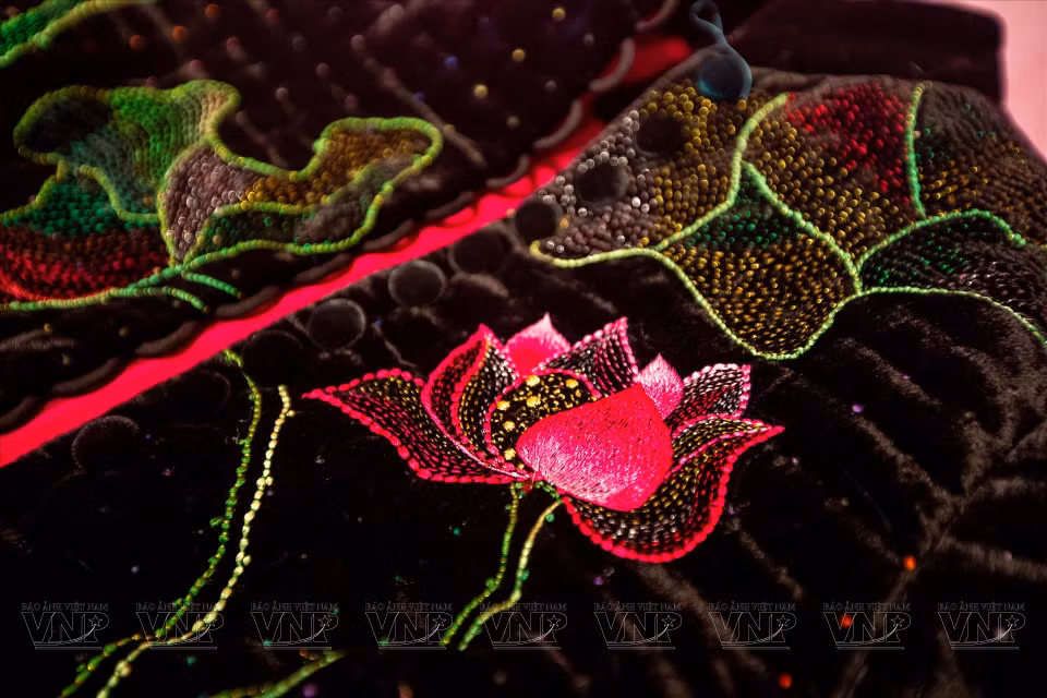 服装设计师还采用莲花等不同图案，为简单的棉衣增添色彩。图自越通社