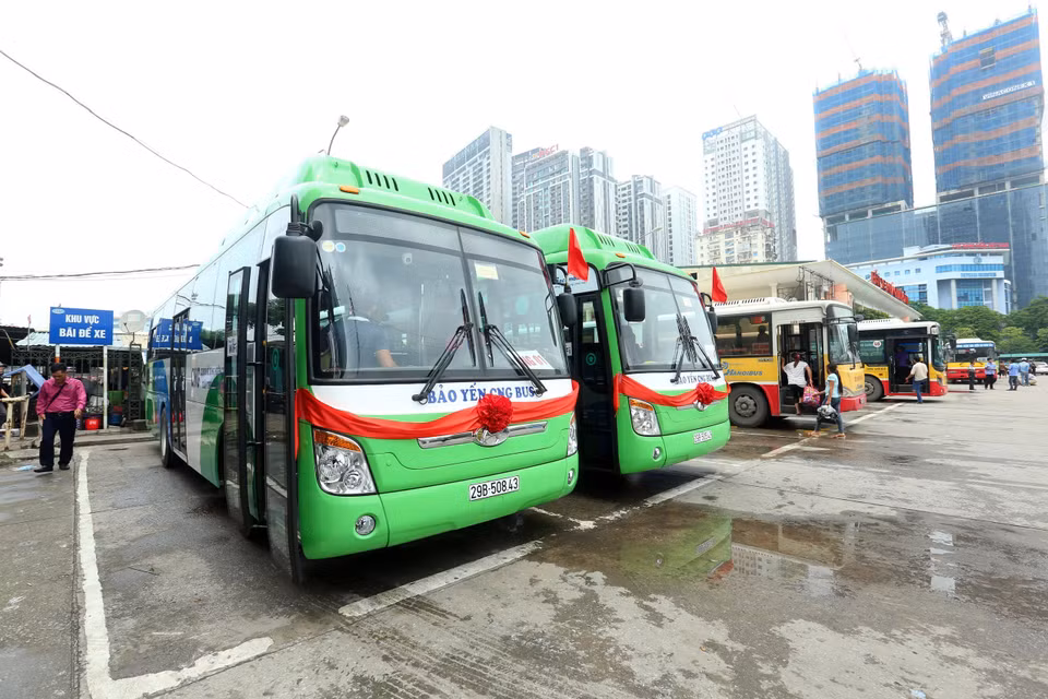 河内市正式推出使用清洁燃料的3条公共小巴线路。越通社记者 辉雄 摄