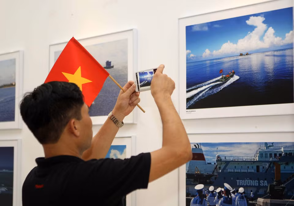 此次图片展吸引众多当地居民和游客的关注。越通社记者 青松 摄