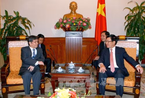  越南政府副总理兼外交部长范平明（右）会见赴越共同主持第5次越南-柬埔寨外交部副部长级政治磋商的柬埔寨外交与国际合作部国务秘书Ung Sean。
