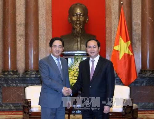  越南国家主席陈大光（右）会见会见中国驻越大使洪小勇。