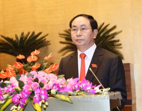 陈大光主席在宣誓就职仪式上发表讲话。