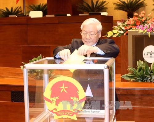 越共中央总书记、第十三届国会代表阮富仲总书记投票选举国家主席职务。
