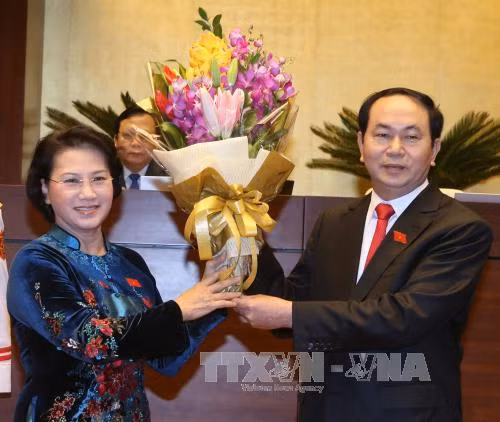 越南国会主席阮氏金银向新任国家主席陈大光赠送鲜花表示祝贺。