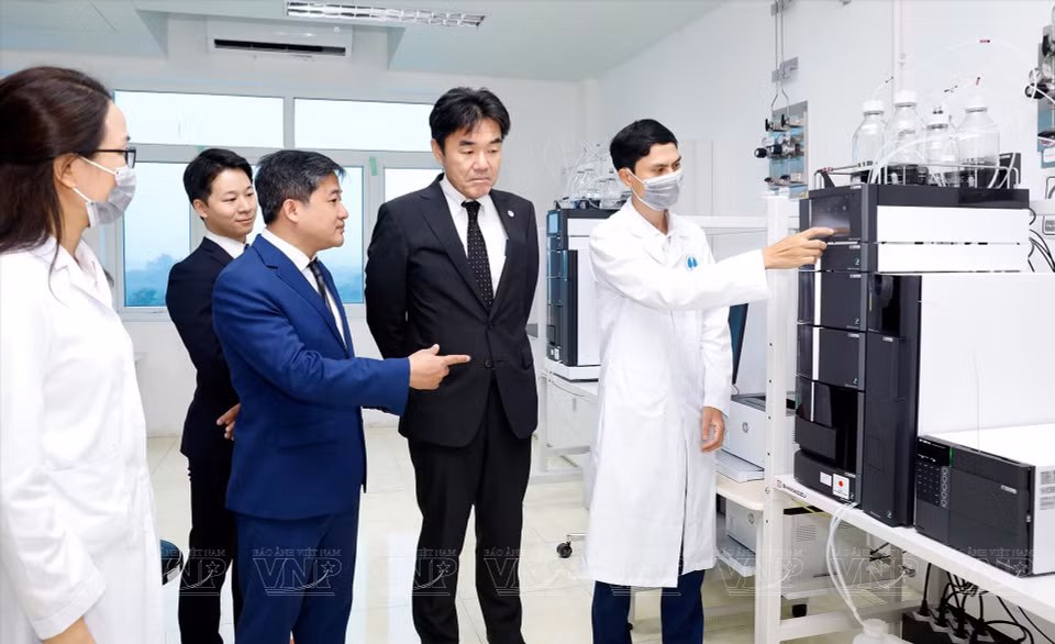 代表们参观农林水产质量检测与咨询中心的新实验室。图自越南画报