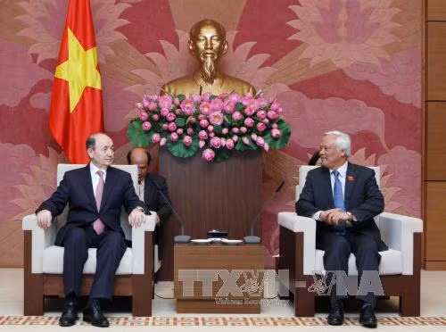  越南国会副主席汪周刘会见由菲科拉特·马门多夫部长率领的阿塞拜疆司法部代表团。（图片来源：越通社）