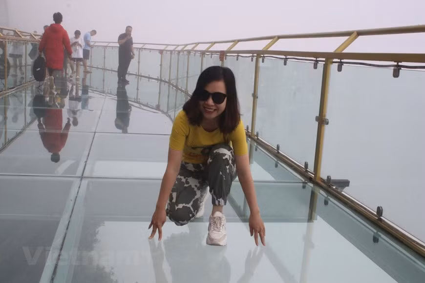 龙云玻璃桥旅游区成为莱州省的旅游胜地。游客还可以在高空体验“猎云”、体验惊险游戏、观赏雄伟山脉或令人印象深刻的网红打卡点等。泰国游客昂瓦•昆皮苏特说：“我来这里是为了感受其他地方难得一见的自然美景，呼吸凉爽、清新的空气。玻璃桥是最美丽、最有意义的作品。” 图自Vietnam+