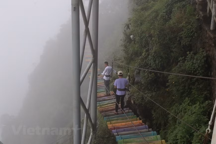 莱州省的龙云玻璃桥旅游区地处西北山区雄伟秀丽的大自然中，是广大游客参观、游览、休憩的理想目的地。游客体验在海拔两千两百米的桥上行走的感觉。上龙云玻璃桥时，游客进入岩石山脉中的隧道，乘坐特殊的电梯继续前行，电梯四面均是玻璃，让游客随处欣赏风景。图自Vietnam+