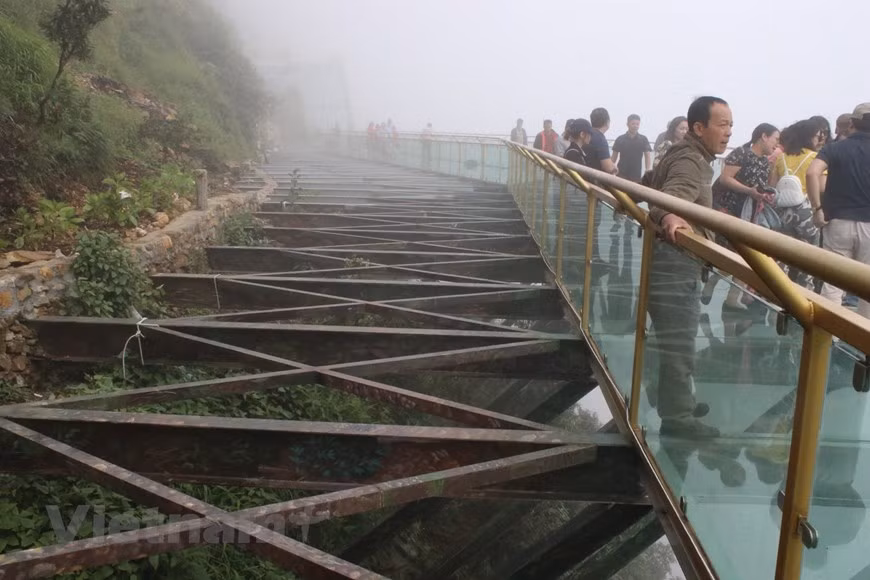除了参观玻璃桥外，游客还可以参加其它极限运动，如蹦极、滑翔伞、登山等。如果您是喜欢刺激的人，请加入物理益智游戏。在这款游戏中，游客仿佛漂浮在空中，融入到浩瀚的大自然中。无限大床也是一款有趣的游戏，游客将沉浸在万里的天空中。对于冒险爱好者来说，在高空独木桥上行走也是非常独特和有趣的体验。图自Vietnam+