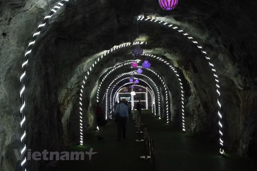 龙云玻璃桥旅游区由黄连山集团股份公司于2017年投资建设，2019年投入使用。该旅游区拥有达到国际标准的先进装设备服务游客。到龙云玻璃桥体验惊险刺激时，游客可进入隧道，然后乘坐电梯上去。龙云玻璃桥旅游区负责人阮春平表示：“我们正在进行一期建设，约20公顷。 二期为2022至2025年，建设包括五星级五层酒店在内的住宿体系，内设博彩设施，同时完善冒险游戏系统。” 图自Vietnam+