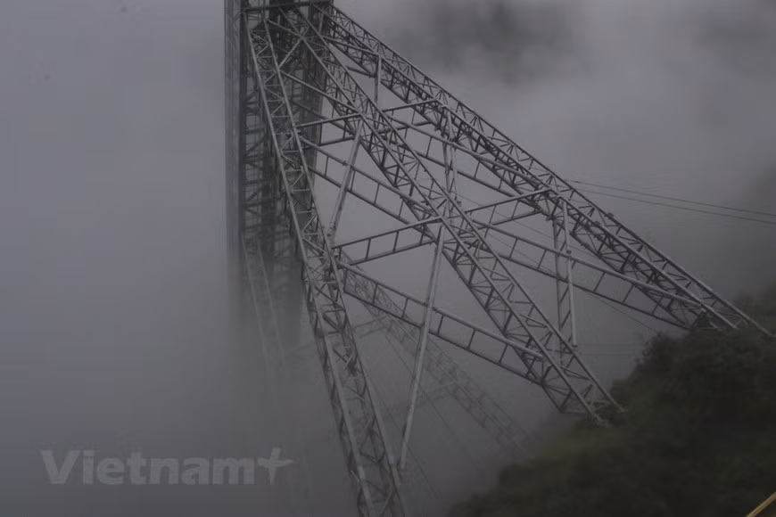 龙云玻璃桥是该旅游区的亮点。电梯玻璃桥建在海拔两千三百多米的高度，是越南迄今为止海拔最高的玻璃桥。上龙云玻璃桥，游客进入岩石山脉中的隧道，乘坐特殊的电梯继续前行，电梯四面均是玻璃，让游客随处欣赏风景。龙云玻璃桥桥面宽度1.5米，玻璃面总长139米，总厚度33.04毫米，是从美国进口的。图自Vietnam+