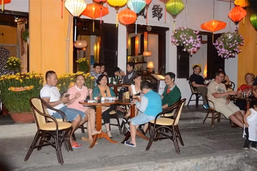 古街角落里的咖啡店。（图片来源：人民军队报）