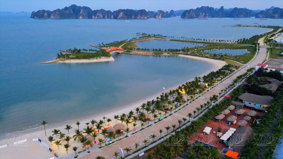 巡洲国际旅游区距离下龙市中心约2公里，这里美丽的海滩吸引了大量游客。图自 《越南画报》