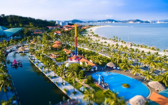 巡洲岛是赴下龙湾旅游时，游客们不可错过的旅游景点。图自 《越南画报》