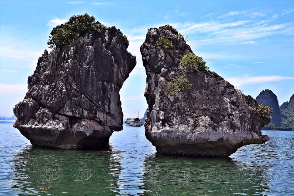 下龙湾 是越南乃至世界著名旅游景点之一。图自 《越南画报》