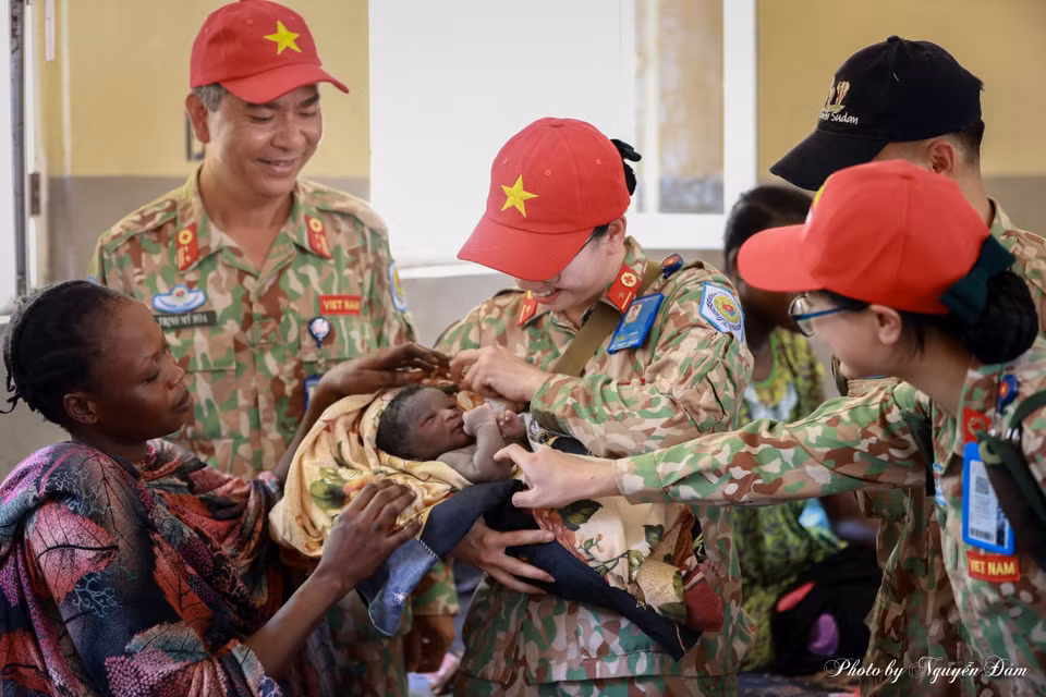 越南三号二级野战医院医生探望本提乌（Bentiu）营地的越南野战医院产科并送去慰问品。图自越通社