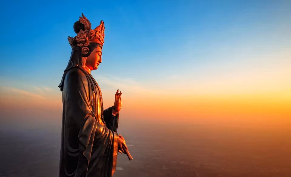 耸立在黑婆山峰上的西补陀山佛像是亚洲最大的佛像。图自越通社