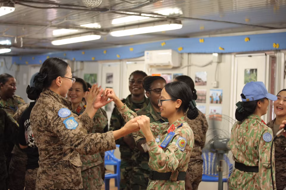 越南三号二级野战医院女医生参加庆祝国际妇女节交流活动。图自越通社