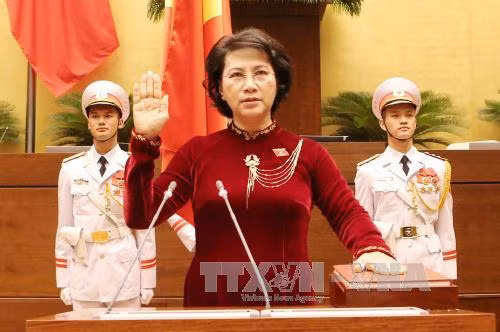 第十四届国会主席阮氏金银宣誓就职。