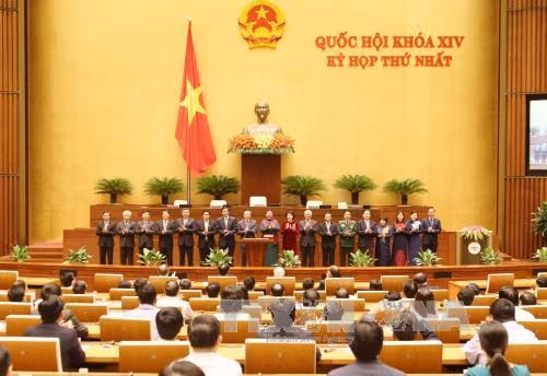 越南第十四届国会主席、副主席和常务委员会委员亮相。