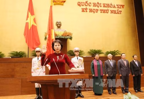 第十四届国会主席阮氏金银宣誓就职。
