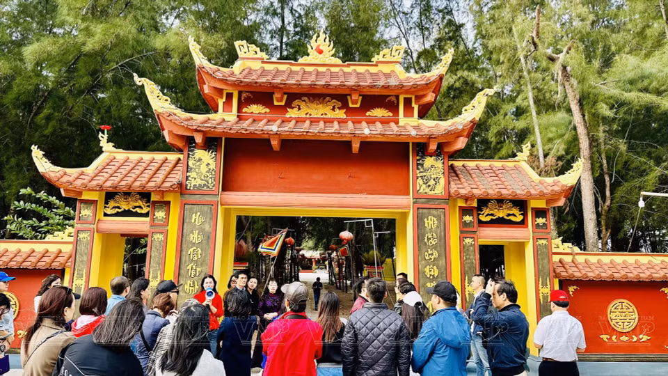 黑丘的寺庙大门朝向东海。图自越通社/越南画报